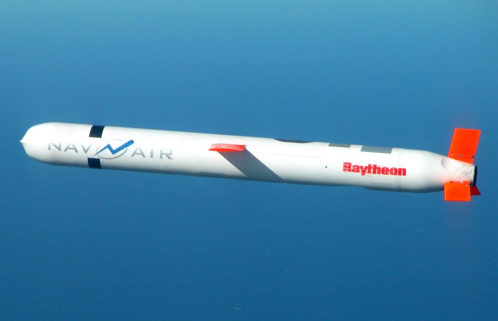 Von U.S. Navyderivative work: The High Fin Sperm Whale - Tomahawk_Block_IV_cruise_missile.jpg, Gemeinfrei, https://commons.wikimedia.org/w/index.php?curid=10306425